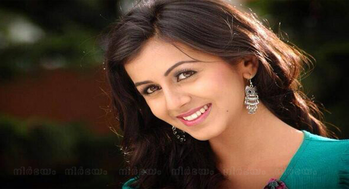 nikki-galrani-was-injured-while-shooting-a-stunt-sequence-for-ezhil