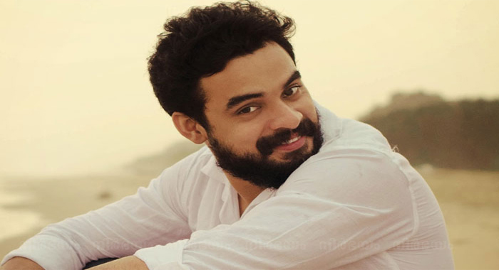 actor-tovino-thomas-turns-father