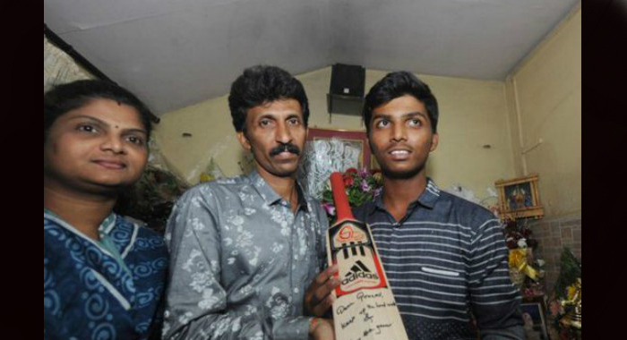 sachin-tendulkar-gifts-his-bat-world-record-holder-pranav-dhanawade