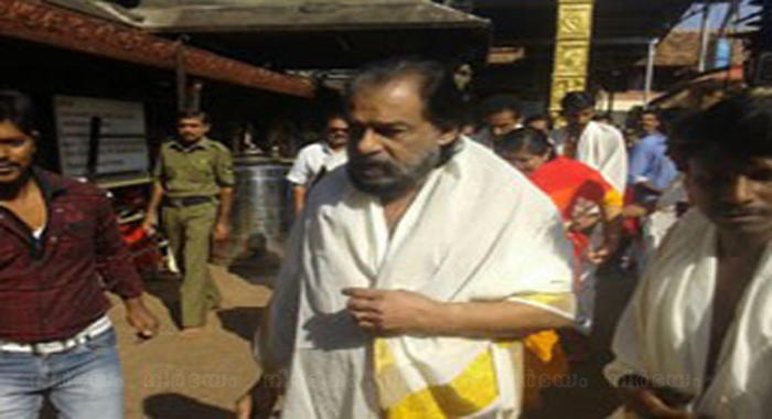 kj-yesudas-celebrates-his-birthday-at-kollur-mookambika-temple