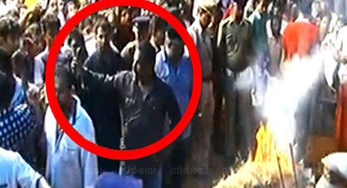 man-who-take-selfie-on-kalabhavan-mani-dead-body-cremation