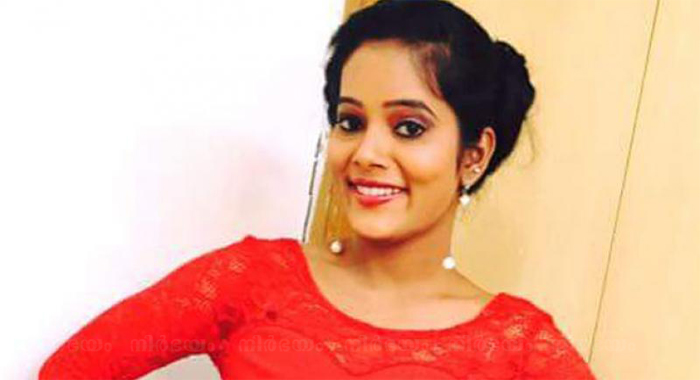 tv-anchor-nirosha-commits-suicide-in-secunderabad