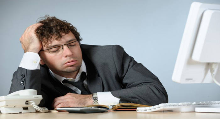 why-you-feel-sleepy-at-work-2
