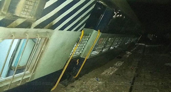faizabad-express-derails-near-hapur-in-uttar-pradesh