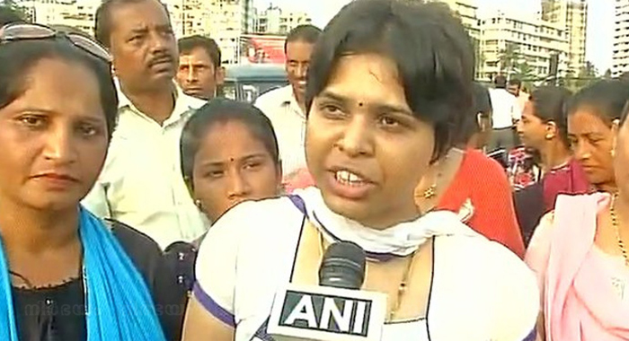 trupti-desai-enters-haji-ali-dargah-in-mumbai