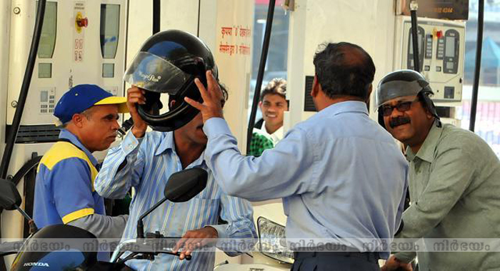 no-helmet-no-petrol-in-three-kerala-cities