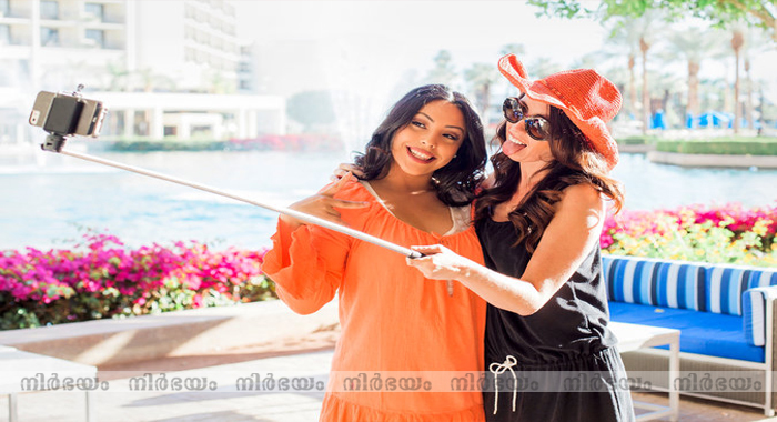 selfies-may-damage-your-skin-cause-wrinkles