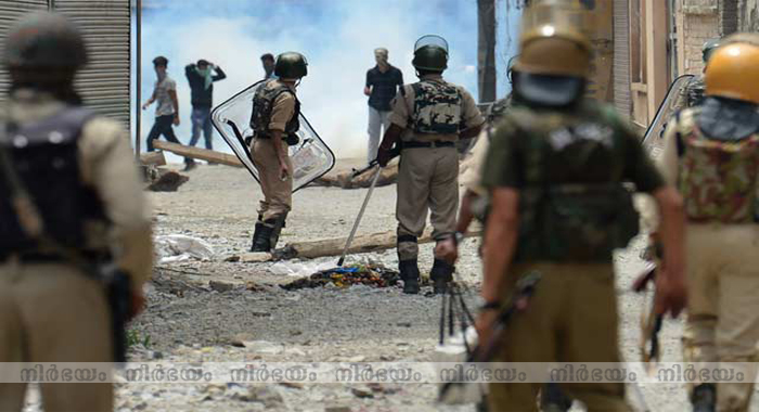 21-dead-in-kashmir-clashes-state-asks-separatists-to-help-restore-peace