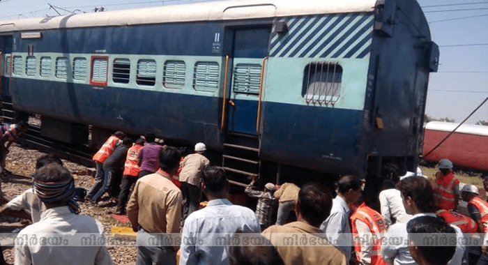 12-coaches-of-thiruvananthapuram-mangalore-express-train-derail-in-kerala