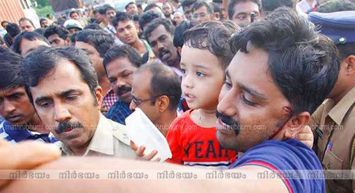 cop-strikes-two-wheeler-riders-head-during-helmet-hunt