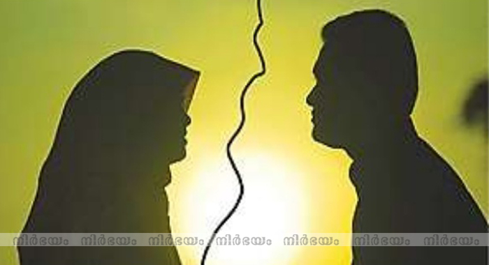 husband-giving-talaq-letter-without-wife