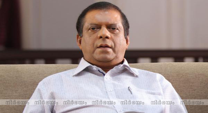 mammootty-gifted-full-bottle-whisky-by-kunchan