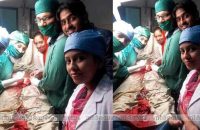 doctors-takes-selfie-in-operating-theatre