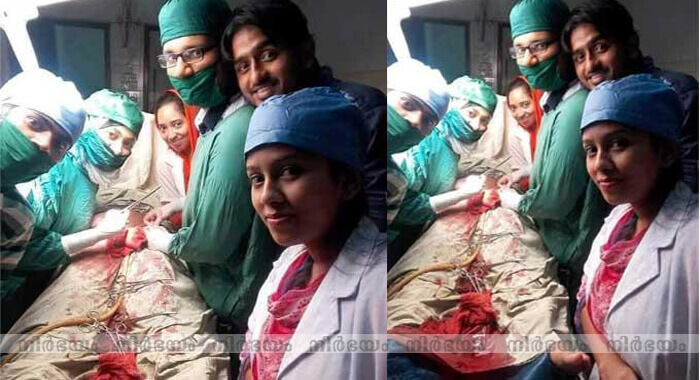 doctors-takes-selfie-in-operating-theatre