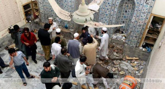 pakistan-mosque-suicide-attack-leaves-25-dead