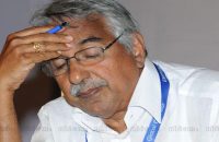 bengaluru-court-burns-former-cm-oommen-chandy-in-solar-scandal