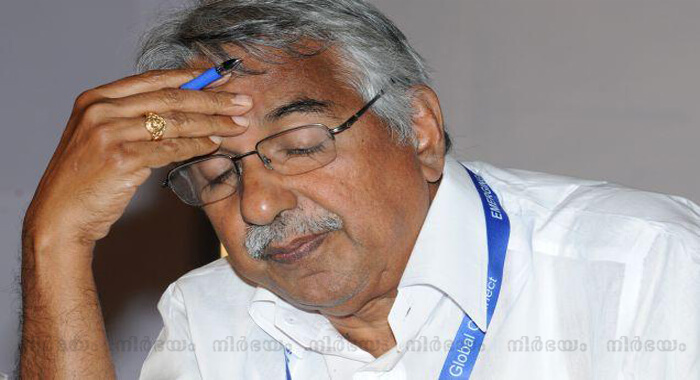 bengaluru-court-burns-former-cm-oommen-chandy-in-solar-scandal