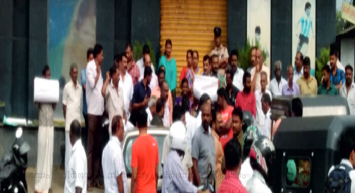 boby-chemmanur-catching-dogs