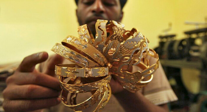 gold-prices-fall-to-one-month-low