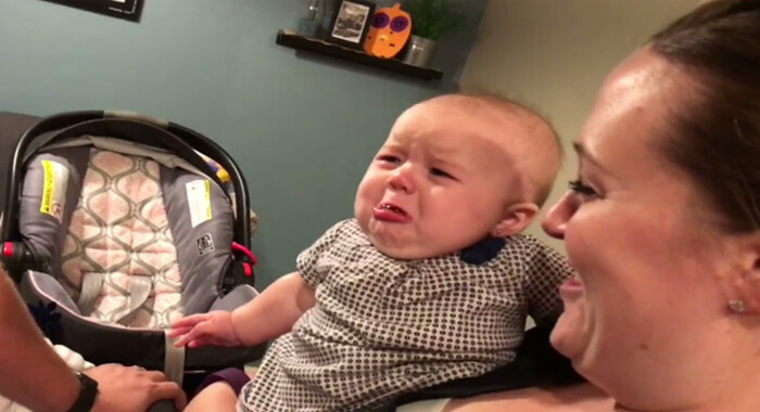 jealous-baby-has-the-cutest-reaction-to-her-parents-kissing-each-other