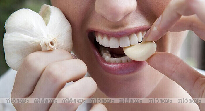 put-garlic-in-your-mouth-and-keep-it-there-for-30-minutes