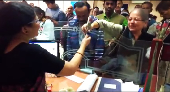 elderly-woman-thanks-bank-employees-with-this-adorable-gesture