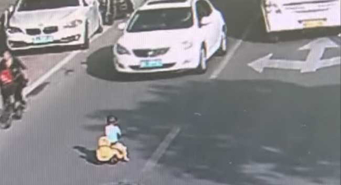 incredible-moment-cop-saves-toddler-driving-toy-car-through-busy-road