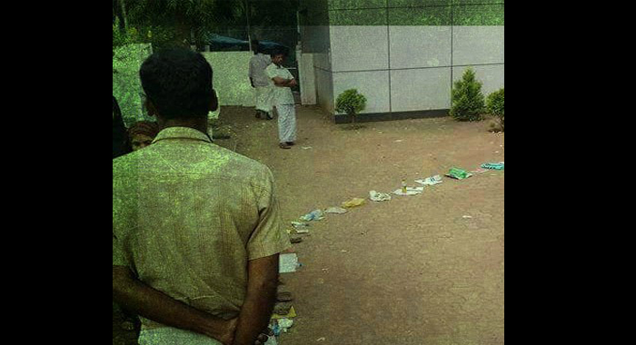 keralites-have-found-an-ingenious-way-to-deal-with-standing-in-bank-queues-after-demonetisation