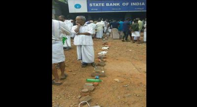 keralites-have-found-an-ingenious-way-to-deal-with-standing-in-bank-queues-after-demonetisation1