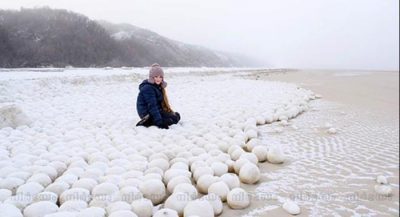 strange-giant-snowballs-appear-on-beach-in-siberia