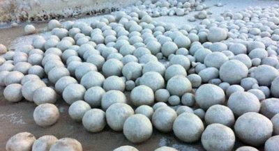strange-giant-snowballs-appear-on-beach-in-siberia