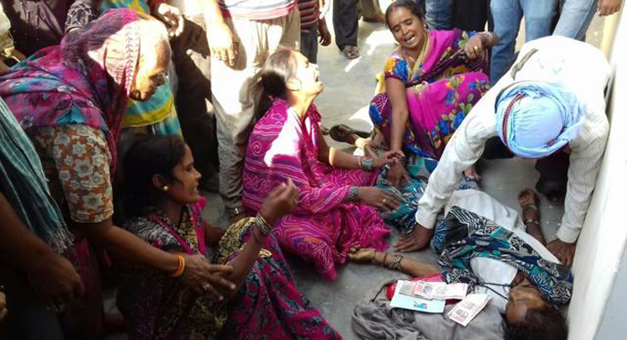 stunned-over-new-rs-1000-rule-woman-dies-of-shock-outside-bank-in-gorakhpur