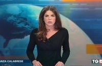 news-presenter-forgets-shes-sitting-at-a-glass-desk-and-gives-viewers-an-eyeful