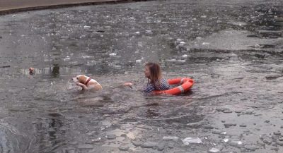 dog-rescued-from-freezing-lake-ice-alexandra-palace-london1