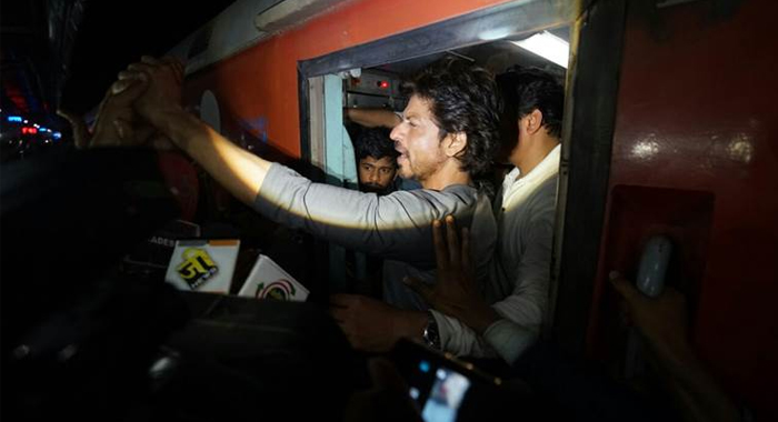 shah-rukh-khan-raees-promotion-vadodara-railway-platform-fan-dead-injured