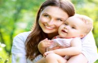 why-mums-cradle-baby-on-their-left-shoulder