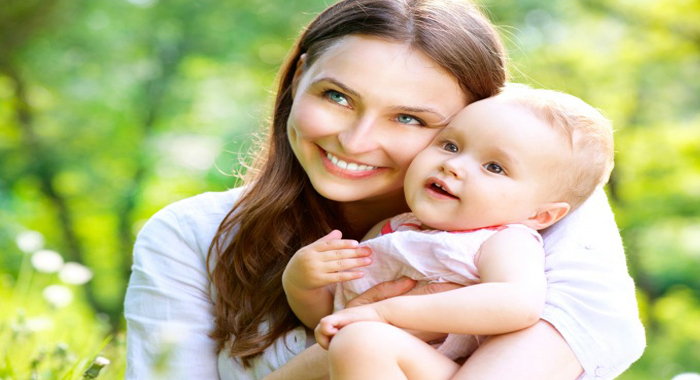 why-mums-cradle-baby-on-their-left-shoulder