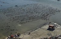 nearly-2000-people-join-hands-set-floating-record-argentina