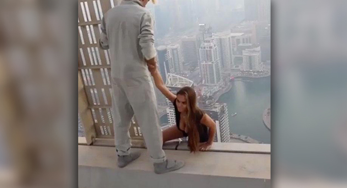 russian-model-viktoria-viki-odintcova-hangs-from-dubais-cayan-tower-instagram-photo-shoot4