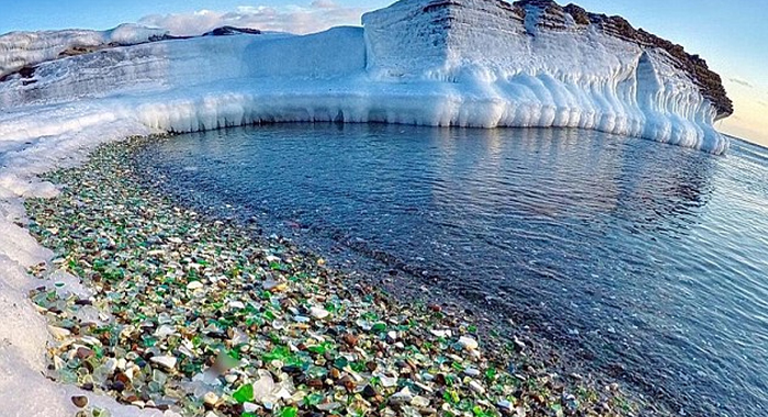 russian-dump-transforms-old-vodka-bottles-pebbles1