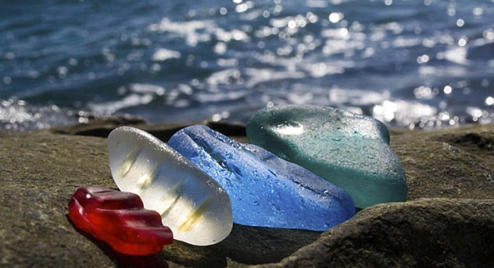 russian-dump-transforms-old-vodka-bottles-pebbles2