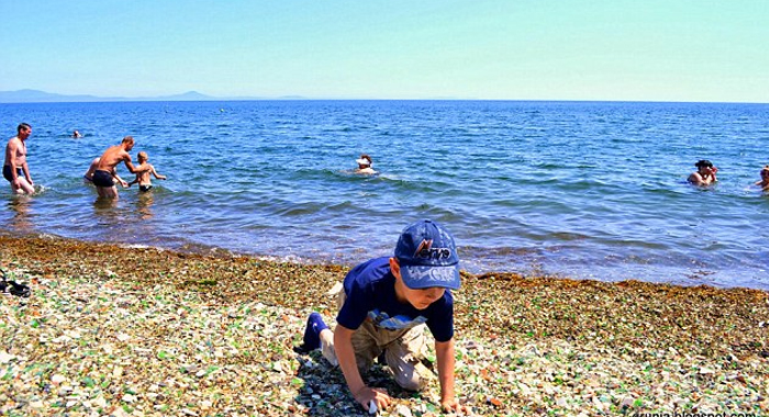 russian-dump-transforms-old-vodka-bottles-pebbles3