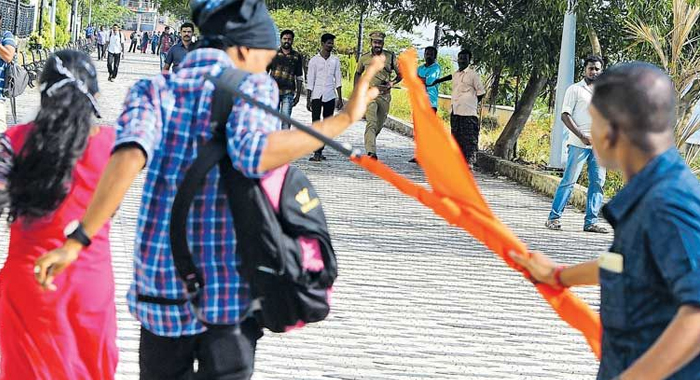 protest-against-shivsena-moral-policing-at-marine-drive-kochi