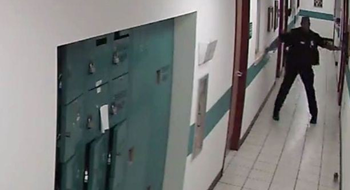 cop-caught-on-cctv-running-away-from-mouse