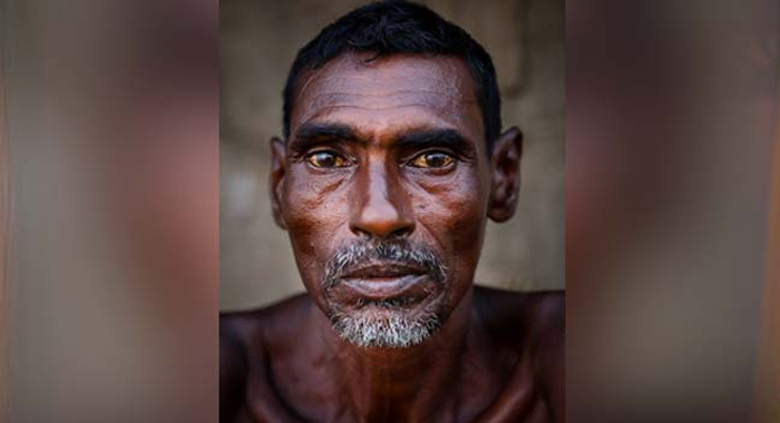 he-hide-his-job-from-his-daughters-but-educated-them-story-is-viral