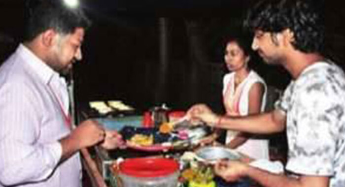 inspiring-woman-studies-by-day-and-sells-parathas-by-night-to-fund-her-phd