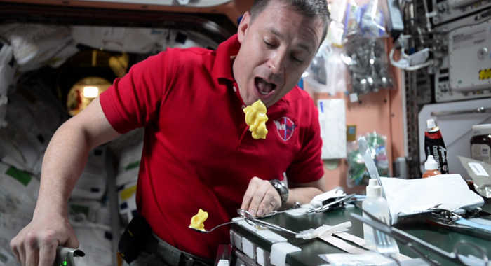 whats-it-like-to-eat-pudding-in-space-let-this-astronaut-show-you