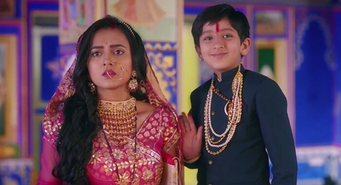 10-year-old-boy-love-18-year-girl-hindi-serial-ban-smrithi-irani