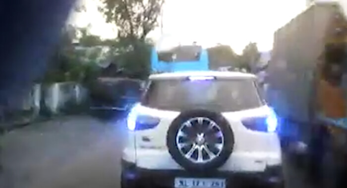 kochi-ambulance-blocked-by-car