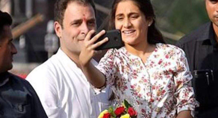 girl-climbs-onto-rahul-gandhis-van-to-click-selfie